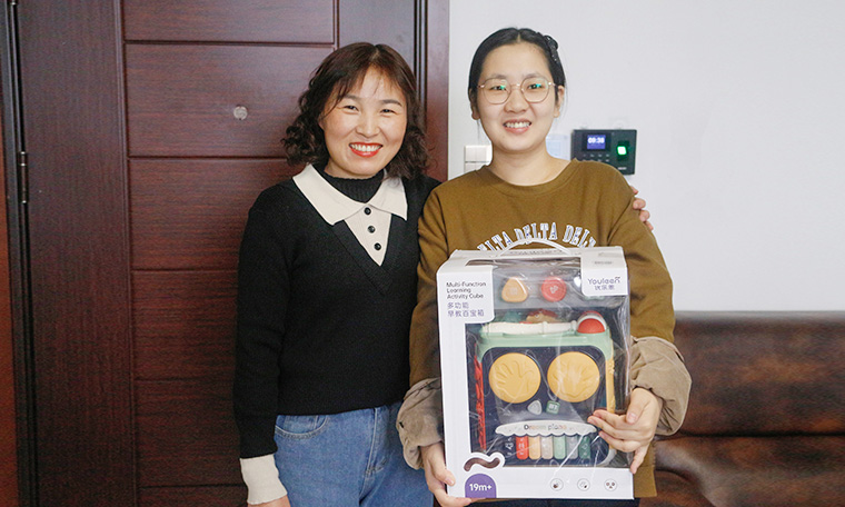 心係員工 情暖人（rén）心——濟（jì）南草莓樱桃丝瓜绿巨人秋葵污绿巨人慰問生育（yù）女職工（gōng）